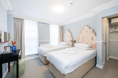 Postel nebo postele na pokoji v ubytování Americana Hotel
