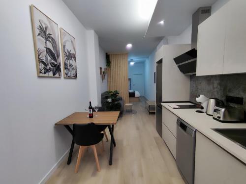 een keuken met een houten tafel en een kleine eettafel bij Apartamento Río Turia C in Valencia