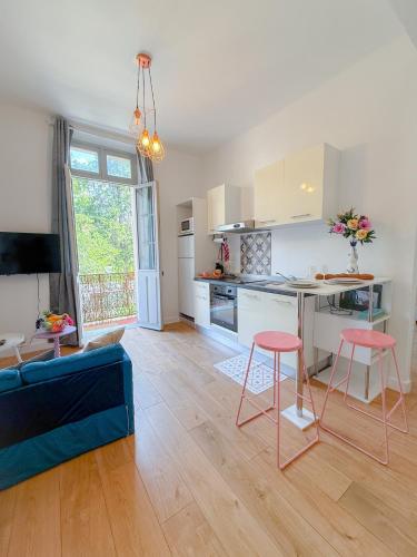 - une cuisine avec une table et deux tabourets dans une pièce dans l'établissement Le Rosy By ApiRent #Balcon #Wifi #Centre-ville, à Cannes