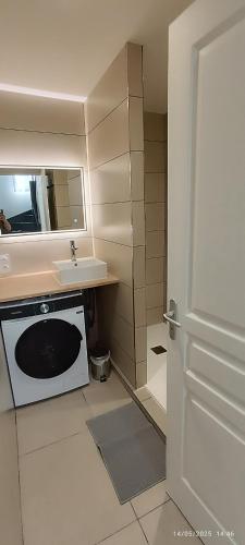 une petite cuisine avec un évier et une cuisinière dans l'établissement maison individuelle 2 chambres dans résidences prives, à Gallargues-le-Montueux