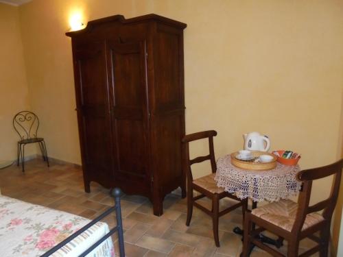 Agriturismo La Terrazza sul Boscoにあるベッド