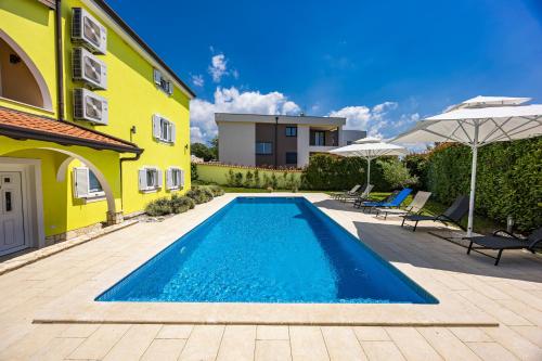 Villa Andrea for 17 people with private 40 m2 pool & pet friendly near Poreč