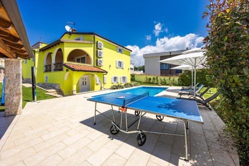 Villa Andrea for 17 people with private 40 m2 pool & pet friendly near Poreč