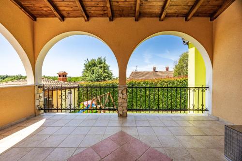 Villa Andrea for 17 people with private 40 m2 pool & pet friendly near Poreč