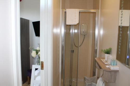 un baño con ducha y lavabo en Diamond House, en Ardara