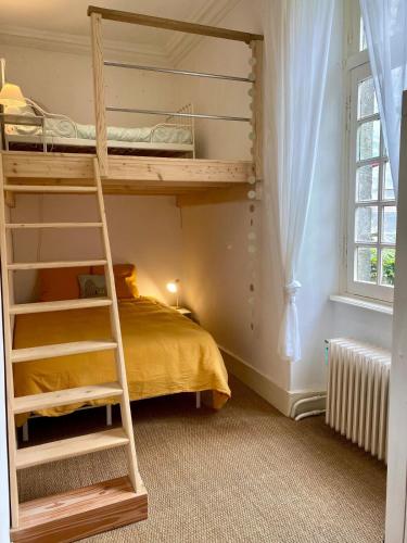 une chambre avec deux lits superposés et un lit jaune dans l'établissement Le Duplex- La vue des Remparts - Historic Center, à Dinan