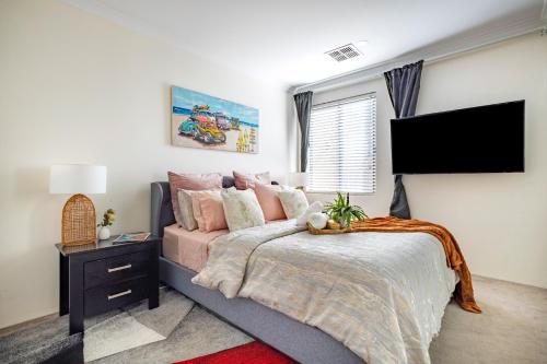 Ένα ή περισσότερα κρεβάτια σε δωμάτιο στο Elegant Hampton-Style Retreat , Tranquil Private Bedroom with Shared Bathroom