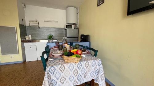 une table dans une cuisine avec un panier de fruits dans l'établissement Beyrouth - Terrasse - Plage Top Pros Services, à La Grande Motte