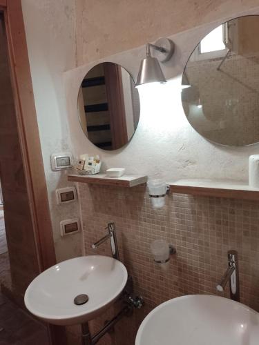 Bilik mandi di L'Hotel In Pietra