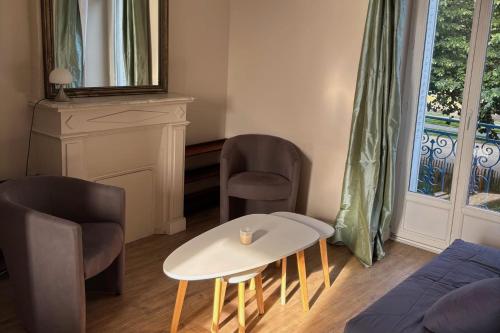 un salon avec deux chaises et une table dans l'établissement Comfortable apartment in the heart of Vannes, à Vannes