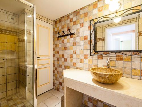 une salle de bain avec un lavabo, un miroir et une douche dans l'établissement La Bergerette de Pierroun, à Redortiers