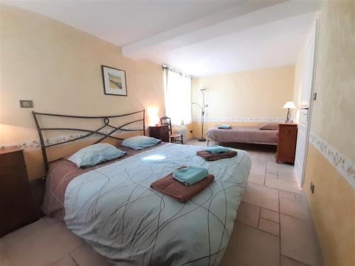 une chambre avec un grand lit avec des serviettes dessus dans l'établissement La Bergerette de Pierroun, à Redortiers