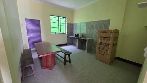 kuchnia ze stołem i ławą w pokoju w obiekcie Angkor note residence w Siem Reap