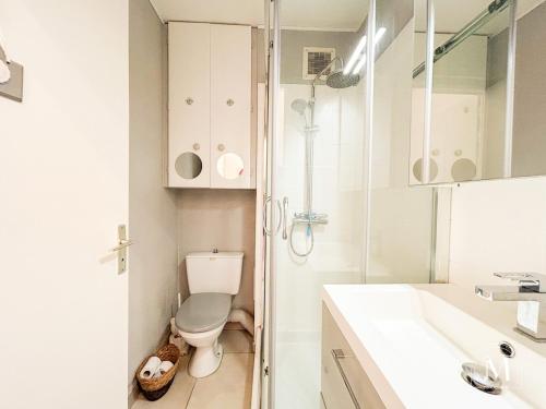 une salle de bain avec toilettes, lavabo et douche dans l'établissement Coquet T2 à Sanary-sur-mer en rez-de-jardin, à Sanary-sur-Mer