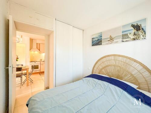 une chambre avec un lit et une salle à manger dans l'établissement Coquet T2 à Sanary-sur-mer en rez-de-jardin, à Sanary-sur-Mer