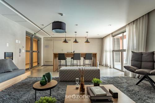 a living room with a couch and a table at HMO - Estúdios completos em prédio c/ piscina in Sao Paulo