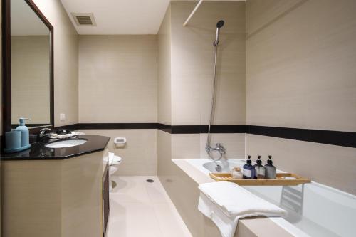 Ένα μπάνιο στο King-Suite with Balcony and a full Kitchen near ThonglorBTS