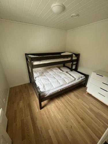 a bedroom with a bunk bed and a wooden floor at Apartment Øvre Tråstølen - Voss in Vossevangen