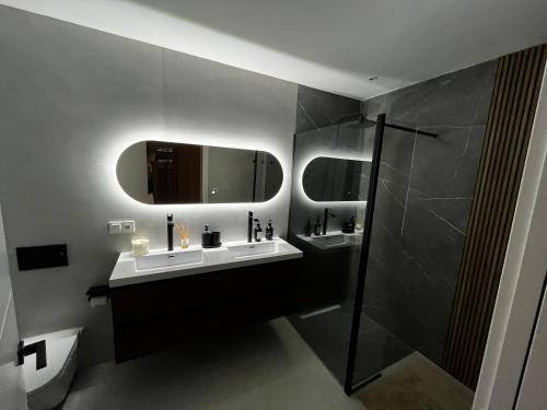 Et badeværelse på Sotogrande Luxury Villa & Polo Experience