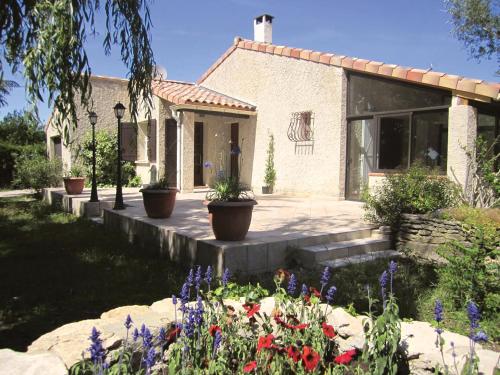 une maison fleurie dans la cour avant dans l'établissement Maison d'art et de nature - Luberon - Provence, à Robion