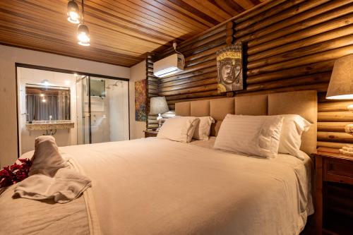 Postel nebo postele na pokoji v ubytování Varshana Hotel
