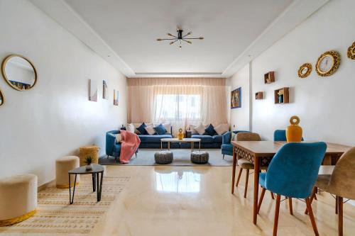 Imagem da galeria de Cosy Central beach home with swimming pool em Agadir