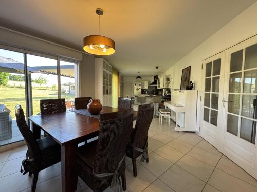 a kitchen and dining room with a table and chairs at LOrée du Bois - 14 personnes - Rêve au Mans in Montfort-le-Gesnois