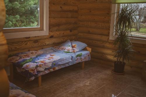 ein kleines Bett in einem Zimmer mit Fenster in der Unterkunft Järve Holiday Village in Kodavere