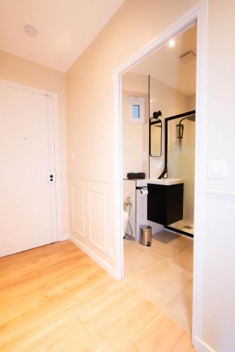 une salle de bain avec un lavabo et des toilettes dans une chambre dans l'établissement Le petit Haussmann, à Clichy