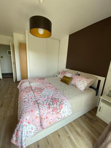 - une chambre avec un grand lit et des draps roses dans l'établissement Azursalsa, à Roquefort-les-Pins