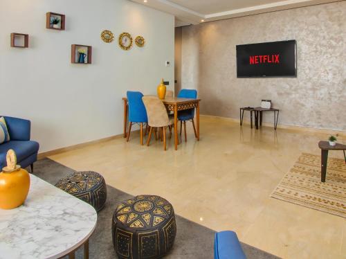 Imagem da galeria de Cosy Central beach home with swimming pool em Agadir