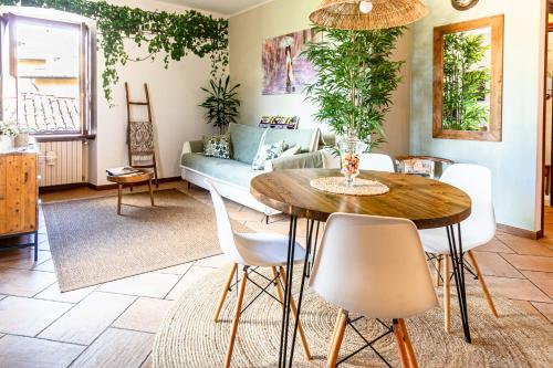a living room with a table and a couch at La Casa nel Borgo in San Felice del Benaco