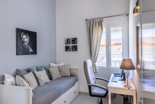 ein Wohnzimmer mit Couch und Schreibtisch in der Unterkunft Villa Marejadilla - Play San Juan - Sleeps 5 - Hot Tub - Sea Views in Playa de San Juan
