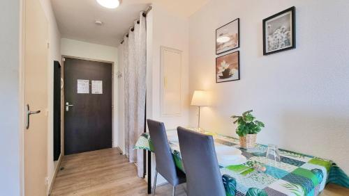 une salle à manger avec une table et des chaises dans une pièce dans l'établissement Le Campus - Proche centre - Rénové - RBNB, à Mulhouse