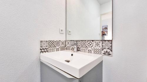 une salle de bain avec un lavabo blanc et un miroir dans l'établissement Le Campus - Proche centre - Rénové - RBNB, à Mulhouse