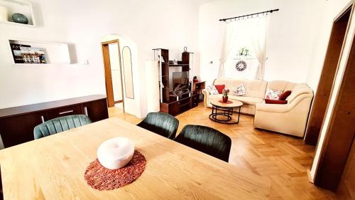 BEST apartment with FREE parking!