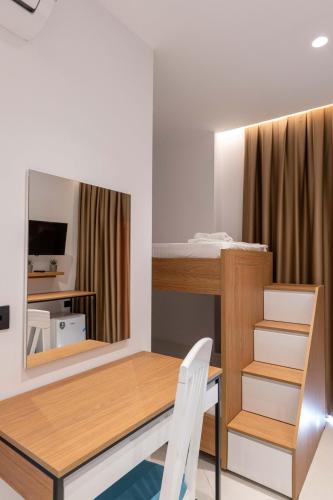 a room with a dining table and a bed at Vila Shpetimi in Ksamil