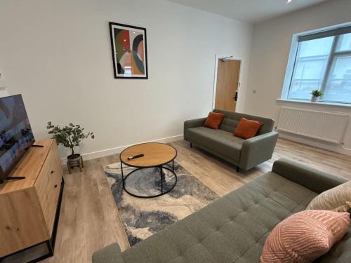 a living room with a couch and a table at Luxury 3 bedroom 2 bathroom All ground floor centrally located - 2 Queen Street - Ashbrook Serviced Apartments in Abingdon