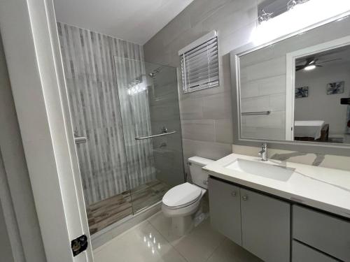 Koupelna v ubytování New Central 2 bed 2 bath Apartment with pool