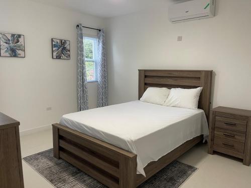Postel nebo postele na pokoji v ubytování New Central 2 bed 2 bath Apartment with pool
