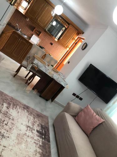 Una televisión o centro de entretenimiento en Timi Apartament Berat