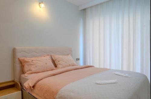 a bedroom with a bed with two towels on it at Avanos Ertaş Konukevi in Avanos