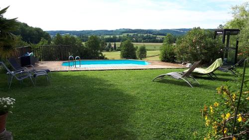 une cour avec des chaises et une piscine dans l'établissement Maison de campagne, à Castelnau-de-Montmiral