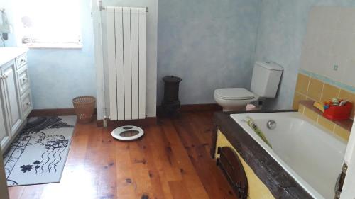 une salle de bain avec baignoire et WC et un étage dans l'établissement Maison de campagne, à Castelnau-de-Montmiral