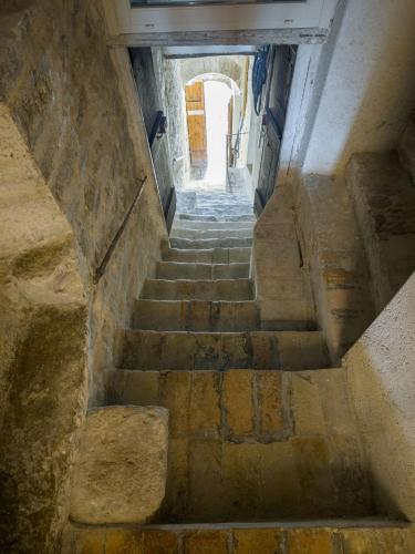 a set of stairs in an alley with a door at Vicolo del Pozzo Suite in Spoleto