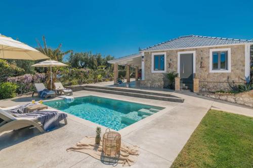 eine Villa mit Swimmingpool und ein Haus in der Unterkunft Binios Villa - private pool, walking distance from the Beach in Vasilikos