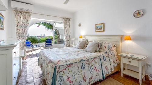 une chambre avec un lit et une fenêtre dans l'établissement CoolHouses Algarve Luz, 3 Bed Townhouse, central & superb view, Casa Salute (100066/AL), à Luz