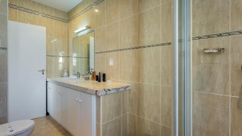 une salle de bain avec douche, lavabo et toilettes dans l'établissement CoolHouses Algarve Luz, 3 Bed Townhouse, central & superb view, Casa Salute (100066/AL), à Luz