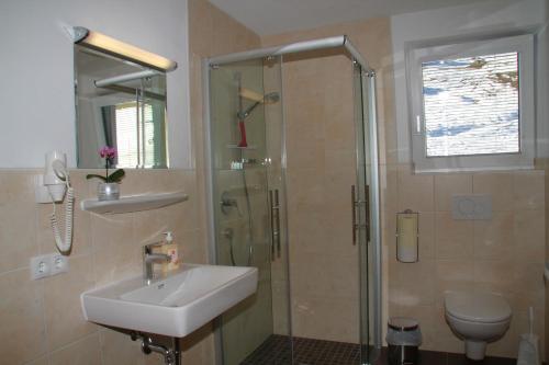 W łazience znajduje się umywalka i prysznic. w obiekcie Apart Alpin w mieście Tux