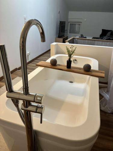 un lavabo dans une salle de bain avec un robinet et un lavabo dans l'établissement Solea, à Lézignan-Corbières